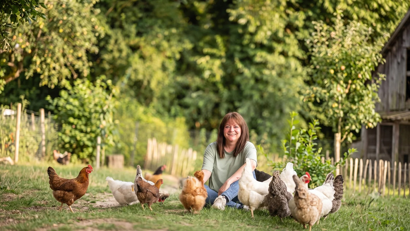 Maria Leiskau mit ihren Hühnern auf ihrer kleinen Farm